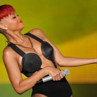 Dear Rihanna, About this Hair of Yours… Rihanna’s Red Hair